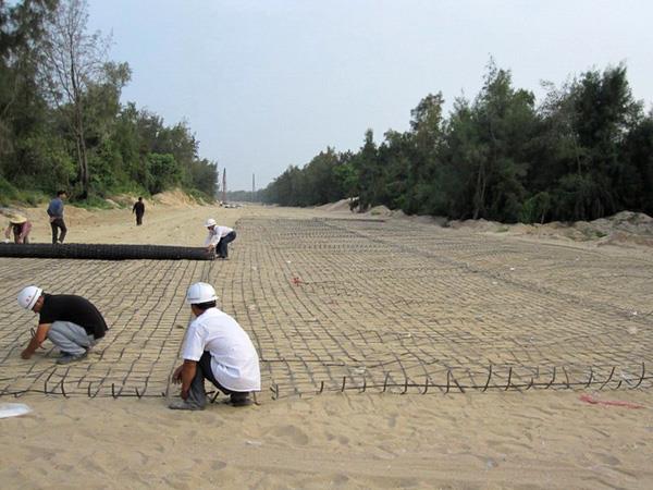 铺设路基土工格栅注意事项